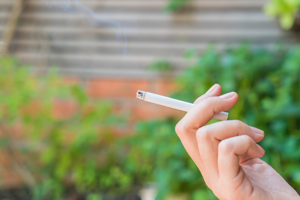 タバコを吸う人